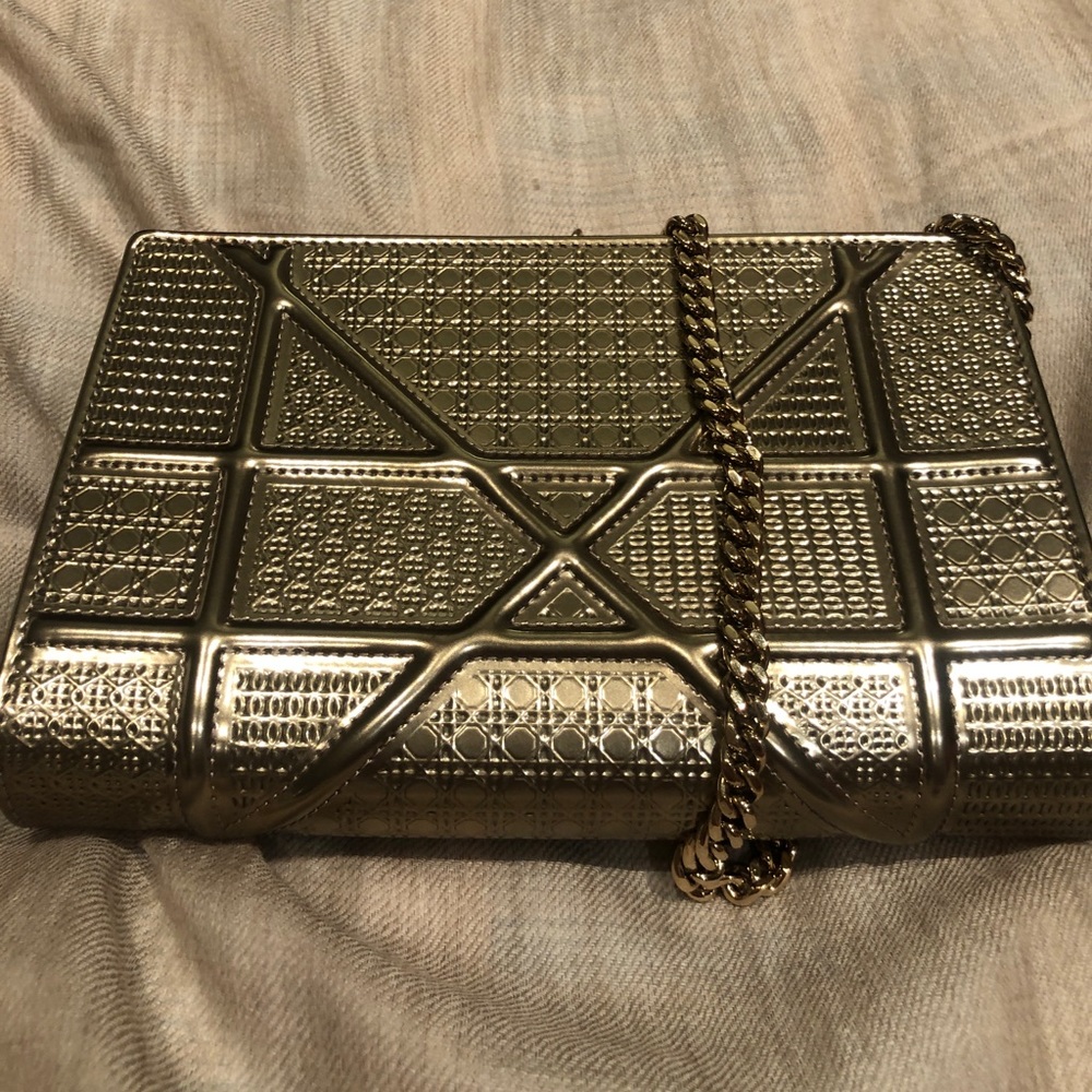 Diorama clutch bag in metallic gold - Picture 2 of 6